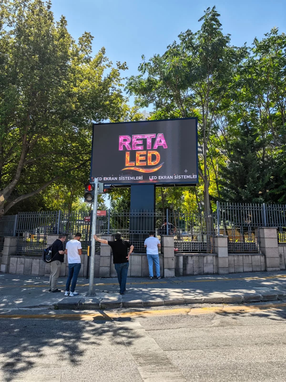 Totem LED Ekran - AVM girişinde dijital totem reklam panosu, çift taraflı LED ekran sistemi