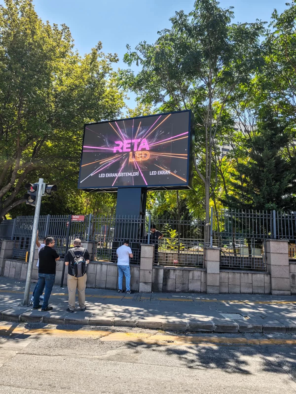 Enerji Bakanlığı totem LED ekran ön görünümü