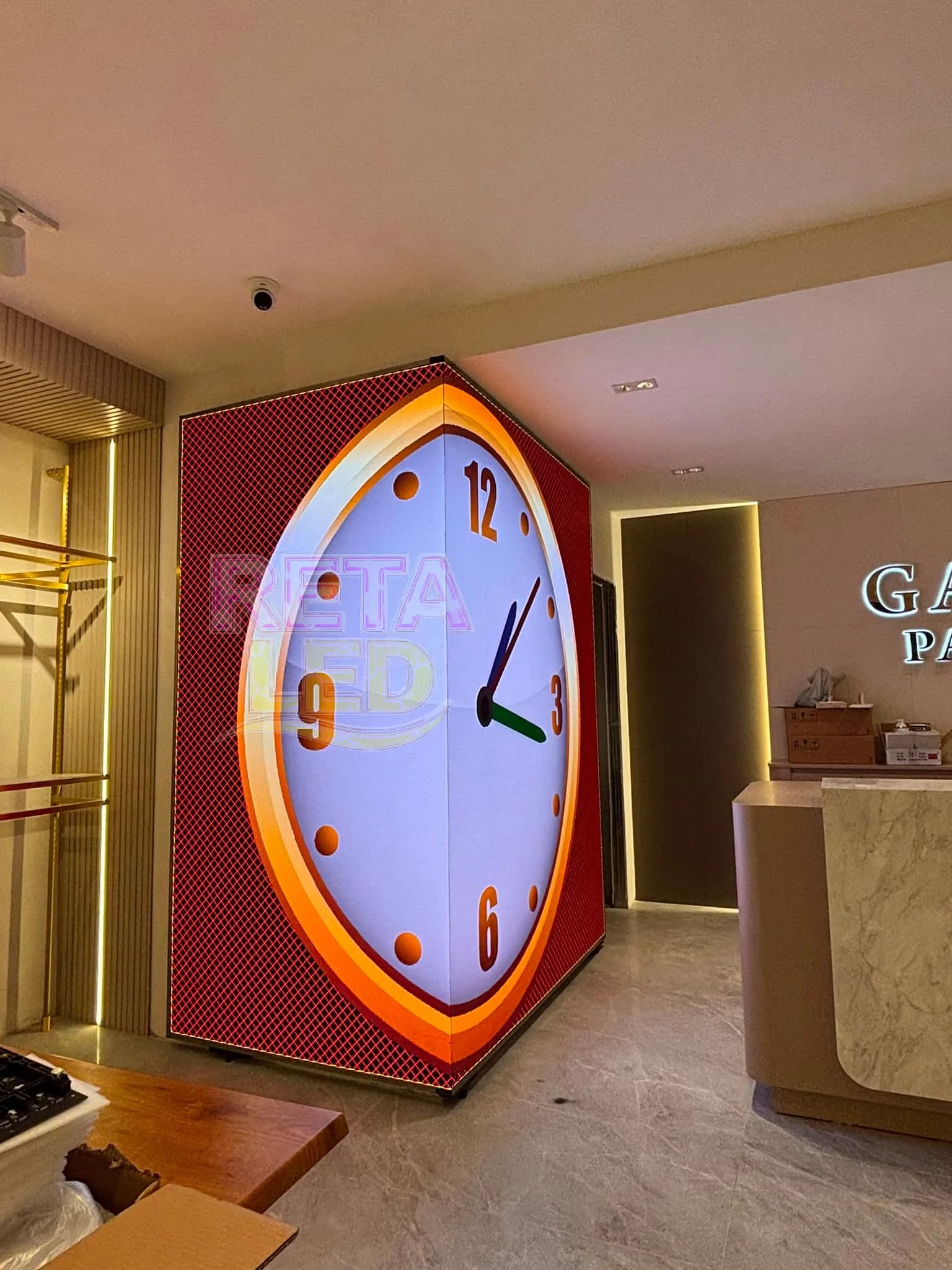 Gala Paris mağazasında P2.5 köşeli iç mekan LED ekran saat görseli