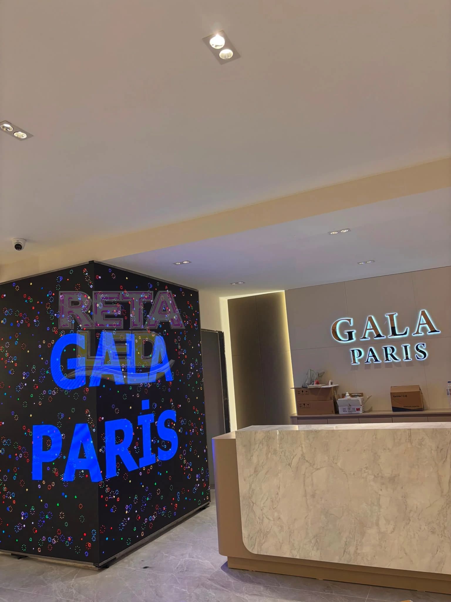 Gala Paris P2.5 köşeli iç mekan LED ekran ve mağaza resepsiyonu