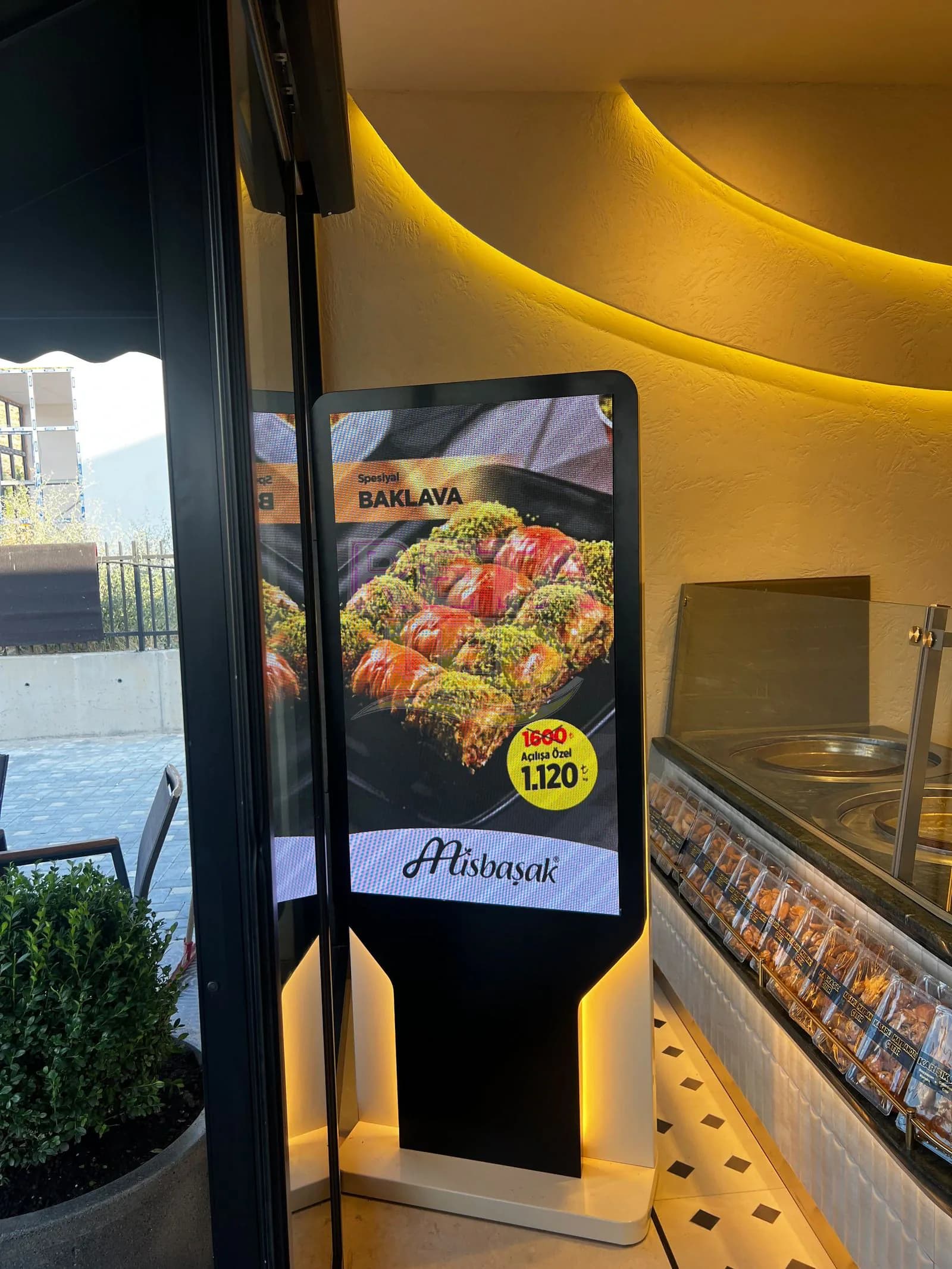 MisBaşak pastane girişinde P1.86 iç mekan dikey LED ekran uygulaması