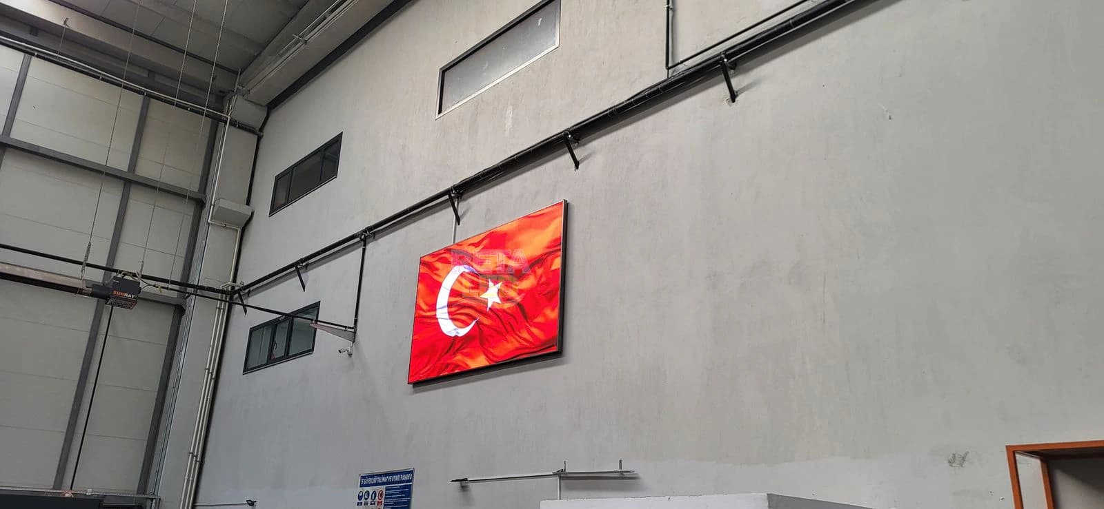 Savunma sanayi tesisindeki yatay LED ekranda Türk bayrağı görseli