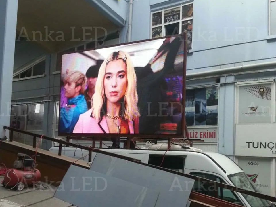 Mobil LED Ekran - Araç üstü gezici reklam LED ekran sistemi, hidrolik kaldırma